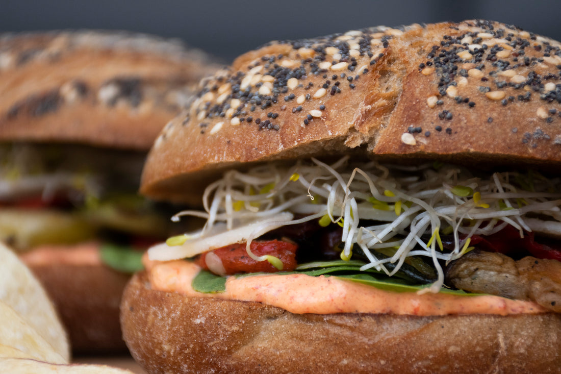 Sandwich gegrilde groenten met paprika-roomkaas